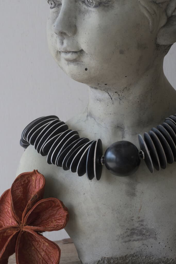 Handgefertigte Kette aus Holzperlen